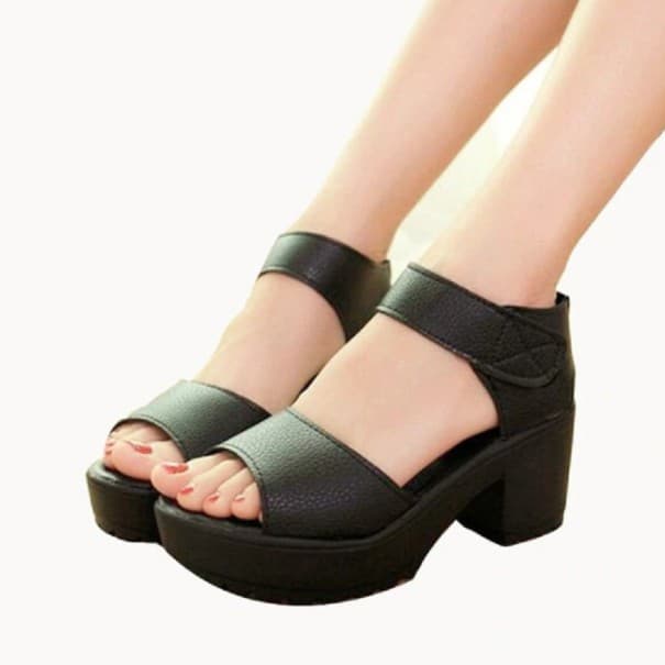 Štýlové dámske sandále na suchý zips čierna 35
